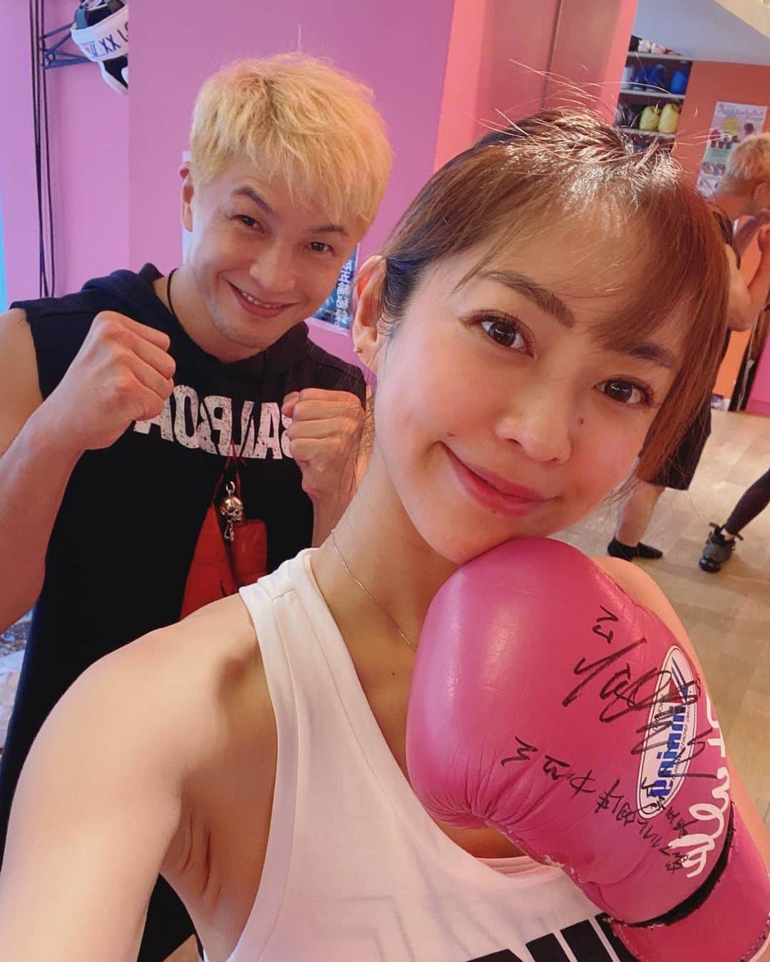 のインスタグラム：「やばーい今日は全身筋肉痛です🥺👏 我的天，我有筋肉痛👏  昨日、ボクシング世界チャンピオンのハルク佐藤修先生のところに久しぶりにボクシングに行って来たよ🥊🥊🥊😄 サウナスーツ着てやったから汗が絞れるくらい出た💦筋トレしながら有酸素が同時にできて減量できちゃうから得した気分です🥰🥰🥰🙌🙌🙌 ありがとうございます😊🙏 最近筋トレはちゃんとしてるけど全くと言っていいほど#有酸素運動 してなかったからね🐷🐷🐷 気合だー❗️えいえいおー✊✊✊  Everything is Figureoutable ❤️ ・ ・ ・ #自分磨き #禁酒中 #食事制限中 #なりたい自分になる #人生一度きり　 #everythingisfigureoutable  #その気になればなんだってやり遂げられるんだよ #世界冠军 #世界拳击冠军」