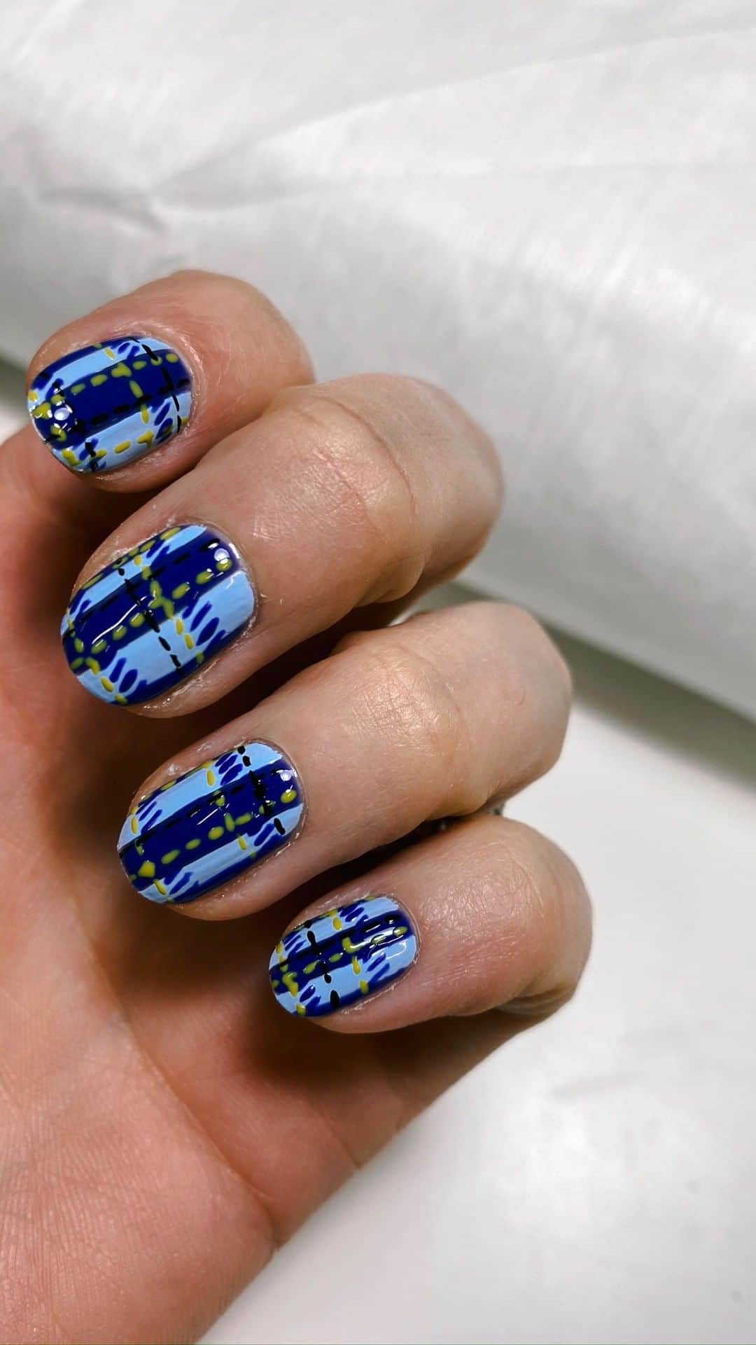 RJMStyleのインスタグラム：「#Nailart is serious business 🤓I’m inspired by winter fabrics. #Balenciaga’s tweeds are recreated on my nails, layering colours to look like tweed. #nailart #RJMmanicure @floatstudio_」