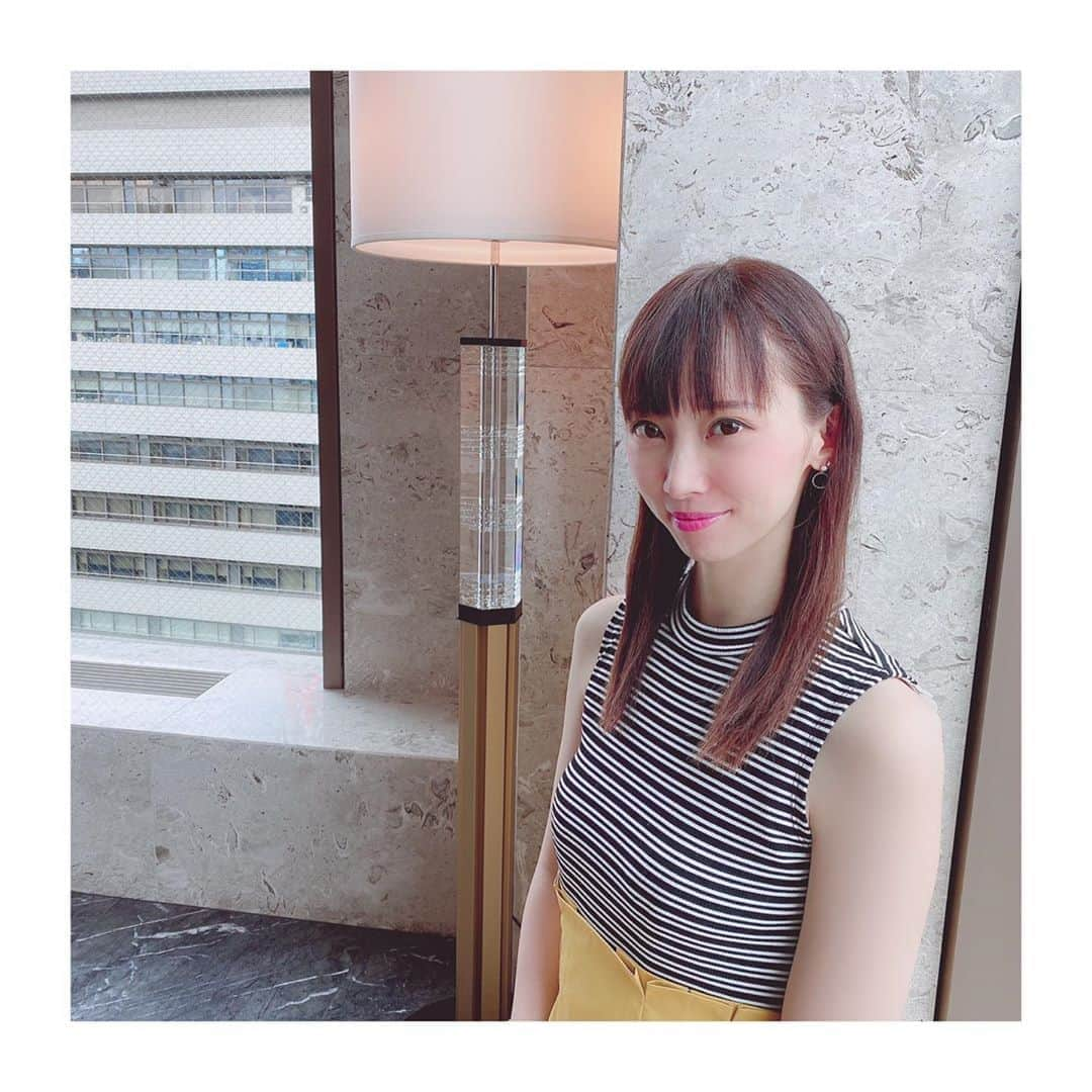 恵美さんのインスタグラム写真 - (恵美Instagram)「ACホテル東京銀座 @achotelginza  はロビーラウンジ バー レストラン がシームレスになっていて とても開放感があります😊✨ . ラウンジでゆっくり休みたい バーでお酒を楽しみたい レストランで美味しいお料理を食べたい という方それぞれのご希望に合った楽しみ方ができます❤️ . 私たちはレストランでお食事をいただきました🍴 ACといえば#ジントニック ということで、 ジントニックに合うお食事をいただきました😋 じゃがいもの器までかわいくて欲しくなっちゃった🥔🤣❤️ . 一口サイズのお料理は見た目も楽しめます❤️ . デザートプレートに乗っているチョコのハチくんもかわいくて感激🐝💕 . お部屋にはネスプレッソがありました☕️💕 お部屋もシームレスになっていて広々しています✨ . #acginza #ACホテル銀座 #ホテル #ホテルラウンジ #ラウンジ #東京 #銀座 #東京グルメ #銀座グルメ #銀座カフェ #銀座ランチ #ホテルディナー #銀座バー #レストラン #PR #model #モデル #japanesemodel #恵美」7月9日 18時14分 - emi_florence819