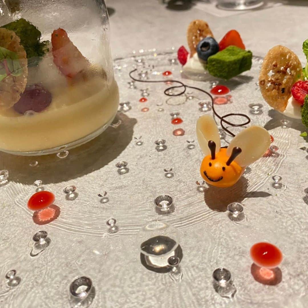 恵美さんのインスタグラム写真 - (恵美Instagram)「ACホテル東京銀座 @achotelginza  はロビーラウンジ バー レストラン がシームレスになっていて とても開放感があります😊✨ . ラウンジでゆっくり休みたい バーでお酒を楽しみたい レストランで美味しいお料理を食べたい という方それぞれのご希望に合った楽しみ方ができます❤️ . 私たちはレストランでお食事をいただきました🍴 ACといえば#ジントニック ということで、 ジントニックに合うお食事をいただきました😋 じゃがいもの器までかわいくて欲しくなっちゃった🥔🤣❤️ . 一口サイズのお料理は見た目も楽しめます❤️ . デザートプレートに乗っているチョコのハチくんもかわいくて感激🐝💕 . お部屋にはネスプレッソがありました☕️💕 お部屋もシームレスになっていて広々しています✨ . #acginza #ACホテル銀座 #ホテル #ホテルラウンジ #ラウンジ #東京 #銀座 #東京グルメ #銀座グルメ #銀座カフェ #銀座ランチ #ホテルディナー #銀座バー #レストラン #PR #model #モデル #japanesemodel #恵美」7月9日 18時14分 - emi_florence819