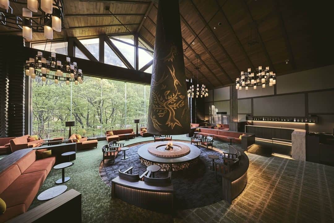 のインスタグラム：「【星野リゾートの施設紹介】 奥入瀬渓流ホテル - Oirase Keiryu Hotel  奥入瀬渓流沿いに建つ唯一のホテル。せせらぎが聞こえる客室で休み、露天風呂や岩風呂に浸かったら、早朝の渓流散策がおすすめです。  Our lounge, hot-spring baths, and select guest rooms overlook the Oirase gorge, a scenic delight in all seasons. Get close up to its beauty and famous cascades through guided nature walks, cycling, moss-viewing excursions and more.  ▼おすすめのポイント▼ ①奥入瀬渓流沿いに佇む唯一のリゾートホテル ②さまざまなアクティビティで周辺の豊かな自然を満喫 ③渓流を望む温泉やレストランで、くつろぎのひと時が過ごせます  #HoshinoResorts #星野リゾート #奥入瀬渓流ホテル #OiraseKeiryuHotel #Aomori #Towada #Oirase #青森県 #十和田市 #奥入瀬渓流 #青森旅行 #aomoritrip #luxuryresort #JapaneseHotels #Hotspring #Onsen #travelJapan #ig_Japan #JapanTravel」