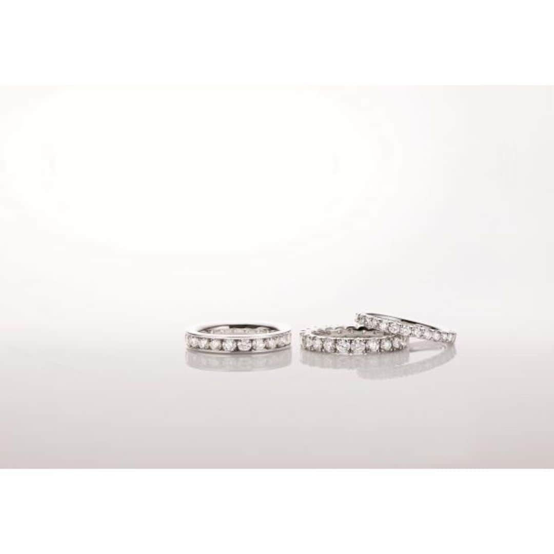のインスタグラム：「【Eternity Diamond Fair】-7/19 連なるダイヤモンドが永遠を意味するエタニティダイヤリング。ダイヤの留め方の違いでエレガントにも可愛らしくもなる万能なリングに加え、合わせてつけられるブレスレットを豊富に揃えております。 #銀座  #ginza  #銀座シックス  #ginzasix  #メゾンドナディア #maisondenadia  #madeinjapan  #jewelry  #ジュエリー  #期間限定 #リング #ブレスレット #ダイヤ #エタニティ #重ね着け」