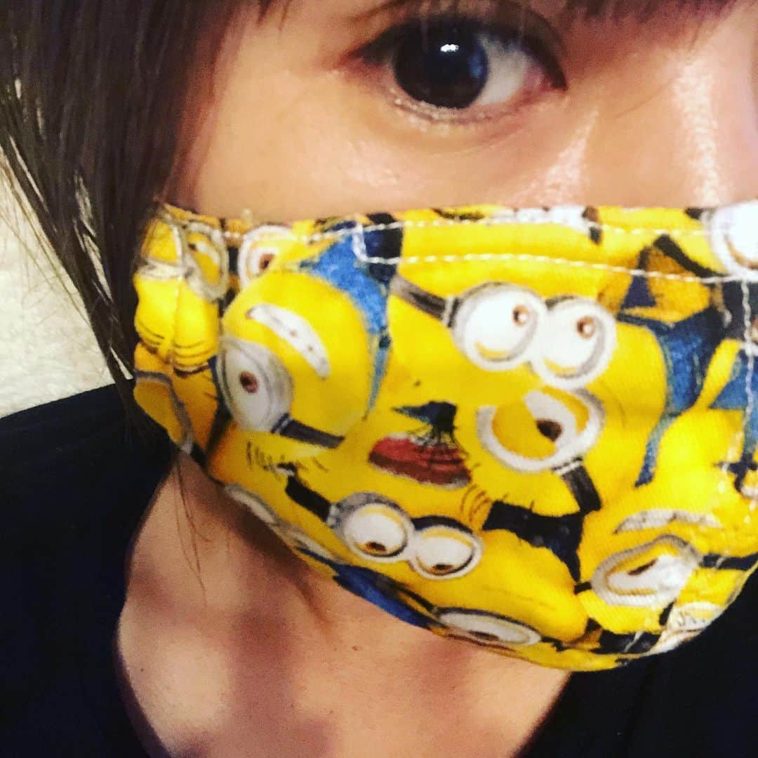 のインスタグラム：「ラジオから聞こえてきた#toto の#africa  イントロが非常に#エモい  ぎゅーんってするw #手作りマスク の陽気さからは想像できないでしょうが、エモさにぎゅんぎゅんしてたでござる。 #顔がテカテカ #やっぱり黄色い」