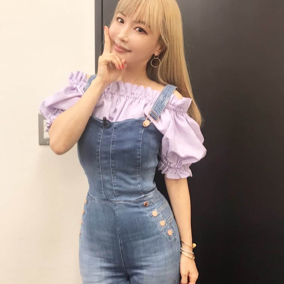 のインスタグラム：「7月14日(火）に日本テレビ 『ヒルナンデス！』の『格安コーデバトル』に出演します😃❣️ 今回は、ファーストサマーウイカさんをコーデしま〜す😍💕 そして、この日のわたしの衣装は🦄💕  Tops / @aliceandolivia Overall / @guess Styling by @kazuemizushima   #aliceandolivia #guess #ヒルナンデス#fashion #beauty  #lifestyle #risahirako#平子理沙」