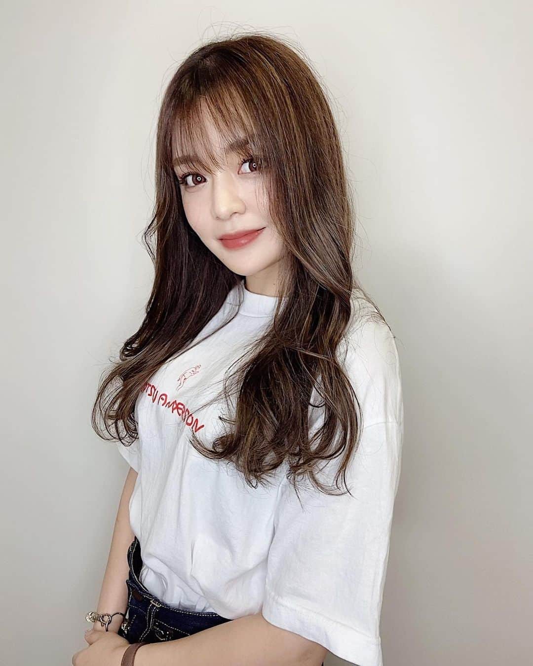 のインスタグラム：「. Newhaircolor𓂃 𓈒𓏸 全体的に暗めにして 1年ぶりにハイライト入れた🌻♡ (2枚目が無加工です) 毛先限界に傷んでたから ２センチくらい切ってもらった✂︎ #ヘアセット#ハイライトカラー#ヘアアレンジ#ゆる巻き#instagood#haircolor#me」