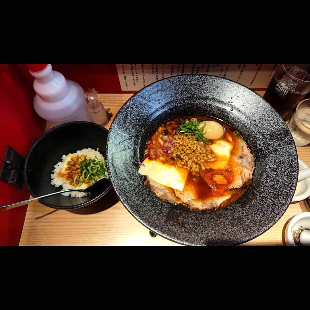 のインスタグラム：「今月9日から、NEW openの池袋にある 【スパイス らぁ麺 喰JACK】に食べに🍴(๑^ ^๑)🍴  テーブルにあるオーダシーシートで、 スープのベースを2種類選び (・黒孔雀　醤油・紅孔雀　塩トマト)  次に量、辛さのレベル、20種のスパイス、 トッピング、麺の種類を選ぶ😆💕 カスタマイズはなんと【40.000通り✨】  さらに、ギネス認定の「キャロライナ・ﾘｰﾊﾟ」 超絶辛いやつもあるんだとか😁👍 20辛のさらに上である！！  自分の好みカスタマイズ出来るってのもいいけど、 このラーメンの器が直径31センチと大迫力！  あたしが頼んだのは ・黒孔雀の醤油ベースチーズ(６辛) ・ツルもちの良いさつまいも春雨麺。 スパイスは、代謝アップのジンジャーと 抗菌作用のあるブラックペッパーを。 ・半熟スパイス卵と、キーマ(肉味噌) をトッピングにして、リゾットご飯 を頼んだ🍴🎉🍻  チーズと、もちっとした麺が絡んでとっても美味しい！ 味わったら、スパイスを自分でゴリゴリ砕いて入れる。  さらに奥深い味になるし、最後まで飽きない❗  ６辛でも、スパイスが利いてるのでピリッと じんわりと汗が出てくるくらい😍  四万通りものカスタマイズで、 毎日行ってても飽きないね！ それに、スパイスで代謝もアップだし、 仕切りされてるので周り気にせず一人でも行けちゃう🙋💓  Instagram公式( @ku_jack_ ) ・https://www.instagram.com/ku_jack_/ ・東京都豊島区東池袋1-23-5  #喰JACK #ramen #シビカラ #激辛グルメ #池袋ラーメン #スパイスラーメン #pr #辛いもの好き #激辛チャレンジ #激辛 #ラーメン #辛いラーメン #ヘルシー #麺 #さといも #激辛 #辛麺 #東京グルメ #池袋グルメ #新店舗 #Newopen #新規オープン #スパイス #東池袋 #麺類 #ランチ #ディナー #lunch #dinner」