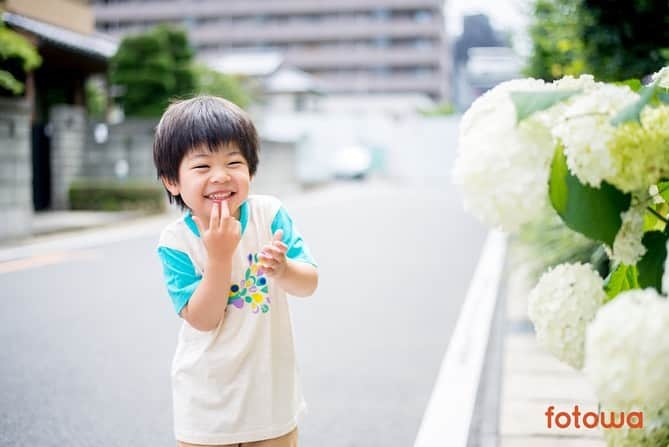 otowa (フォトワ)さんのインスタグラム写真 - (otowa (フォトワ)Instagram)「おうちとお外、両方で撮影🌻﻿ ﻿ 蒸し暑いこれからの時期は﻿ こんな風に場所を変えながらの撮影も🙋🏻‍♀️﻿ ﻿ 中の人も家族写真を自宅と近所の公園の2ヵ所で﻿ お願いしたいことがあるのですが、﻿ どちらも十分な枚数を撮ることができたのと、﻿ それぞれで違った雰囲気の写真を撮れて大満足でした👏﻿ ﻿ ﻿ Photo by 三原 由宇﻿ ﻿ ﻿ ...﻿ ﻿ ﻿ 子ども・家族の出張撮影「fotowa（フォトワ）」📸﻿ 👉@fotowa.jp﻿ ﻿ ニューボーンフォトアカウントはこちら﻿ 👉@fotowa_newborn﻿ ﻿ ﻿ fotowaはユーザー・フォトグラファーの皆様の﻿ 安全・安心を大切にしています。﻿ ﻿ また、感染予防に配慮して撮影するために﻿ サイト上で「感染予防チェックリスト」を﻿ 公表しております。﻿ 撮影をされる際はぜひご活用ください。﻿ ﻿ ...﻿ ﻿ ﻿ #fotowa #フォトワ #fotowaのファミリーフォト ﻿ ﻿ #写真は愛情のタイムカプセル #家族写真撮影 #愛おしい日々の足跡 #子どもの日常をもっと写真に #親子フォト #子ども写真 #記念日フォト #子供のいる生活 #親バカ部ig_kids #ママと繋がりたい #ファミリーフォト #家族写真 #こどものいる暮らし #おうち写真 #おうちフォト」7月9日 18時29分 - fotowa.jp