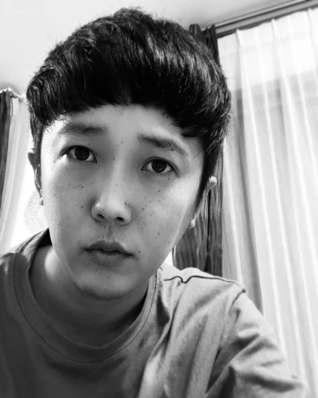 金子貴俊のインスタグラム：「久々にバッサリ髪の毛を切った。 眉毛より上の前髪なんて何年ぶりだろう。スッキリで気持ちいい。 似合うかなー？ とあるドラマの主人公の髪型を真似てみた。わかるかな(^^) 全然似てない💦」
