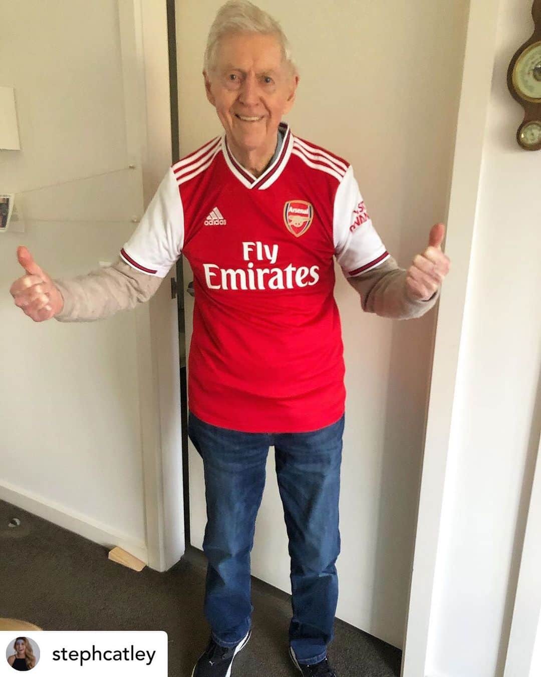 Arsenal Ladiesさんのインスタグラム写真 - (Arsenal LadiesInstagram)「We LOVE this 🤗 #repost • @stephcatley This is my 97 year old Grandpa, George. Born and raised in London, he’s been a lifelong Arsenal supporter. He makes this next move in my career so special ❤️」7月9日 18時33分 - arsenalwfc