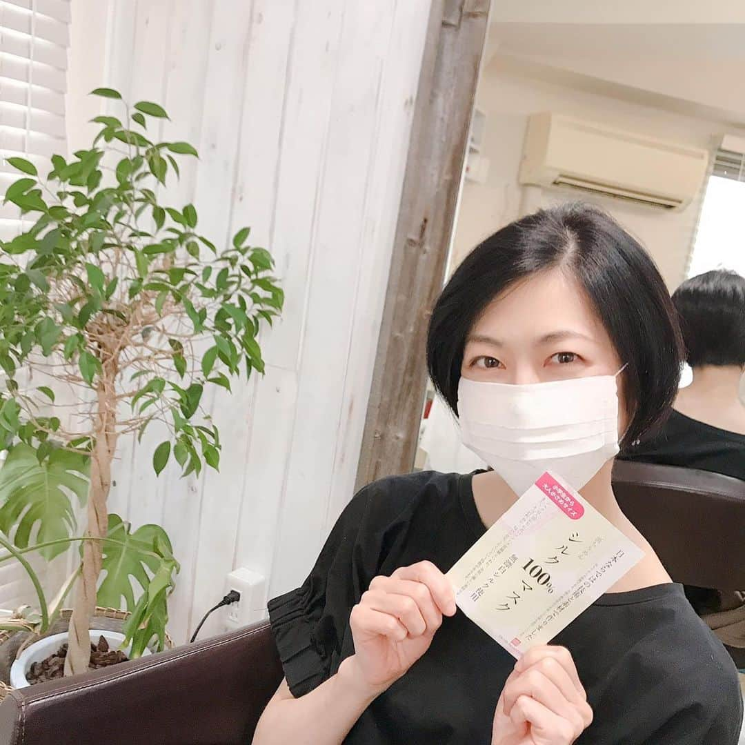 馬渕英里何さんのインスタグラム写真 - (馬渕英里何Instagram)「美容師のお友だちに頂きました！！！シルク100%のマスク。もう！肌の喜び方たるや。。マスクで吹き出物できたり、肌触り悪かったり、最近すごいストレスだったので嬉しい✨✨超おすすめ。  https://www.kurokabe.co.jp/fs/kurokabe/silk-01」7月9日 18時33分 - ericamabuchi