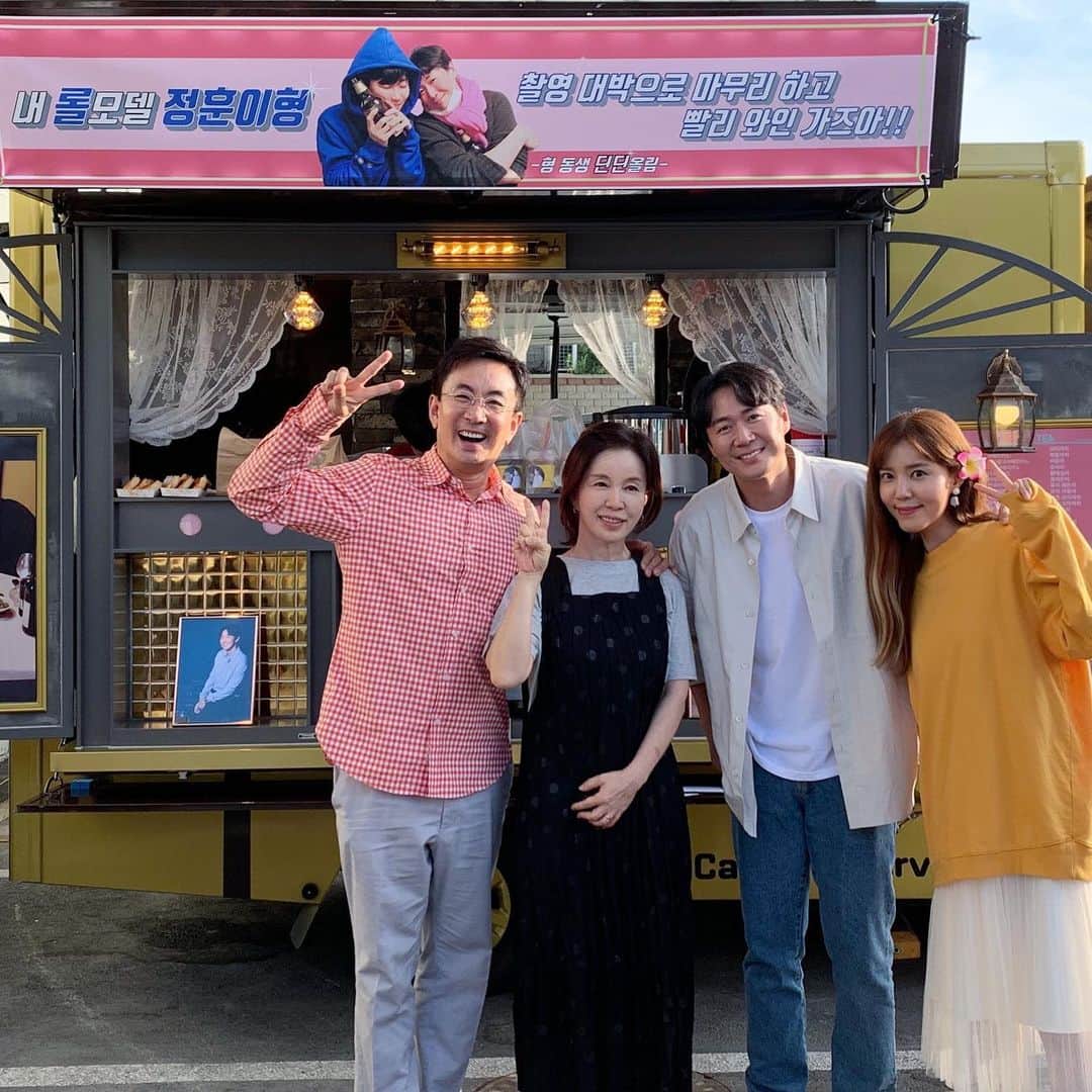 ヨン・ジョンフンのインスタグラム：「마지막 세트날 커피차 선물해주신 우리 딘딘이와 김지은 작가님 너무 감사합니다~~❤️❤️ #거짓말의거짓말  #1박2일 #딘딘」