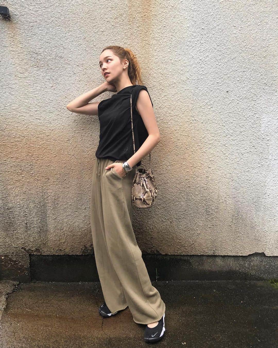 ステファニーのインスタグラム：「🖤🌿 セットアップ大好き！ そして楽ちんなのにカワイイって さいこうだっ♡ Thank you せいなさん♡」