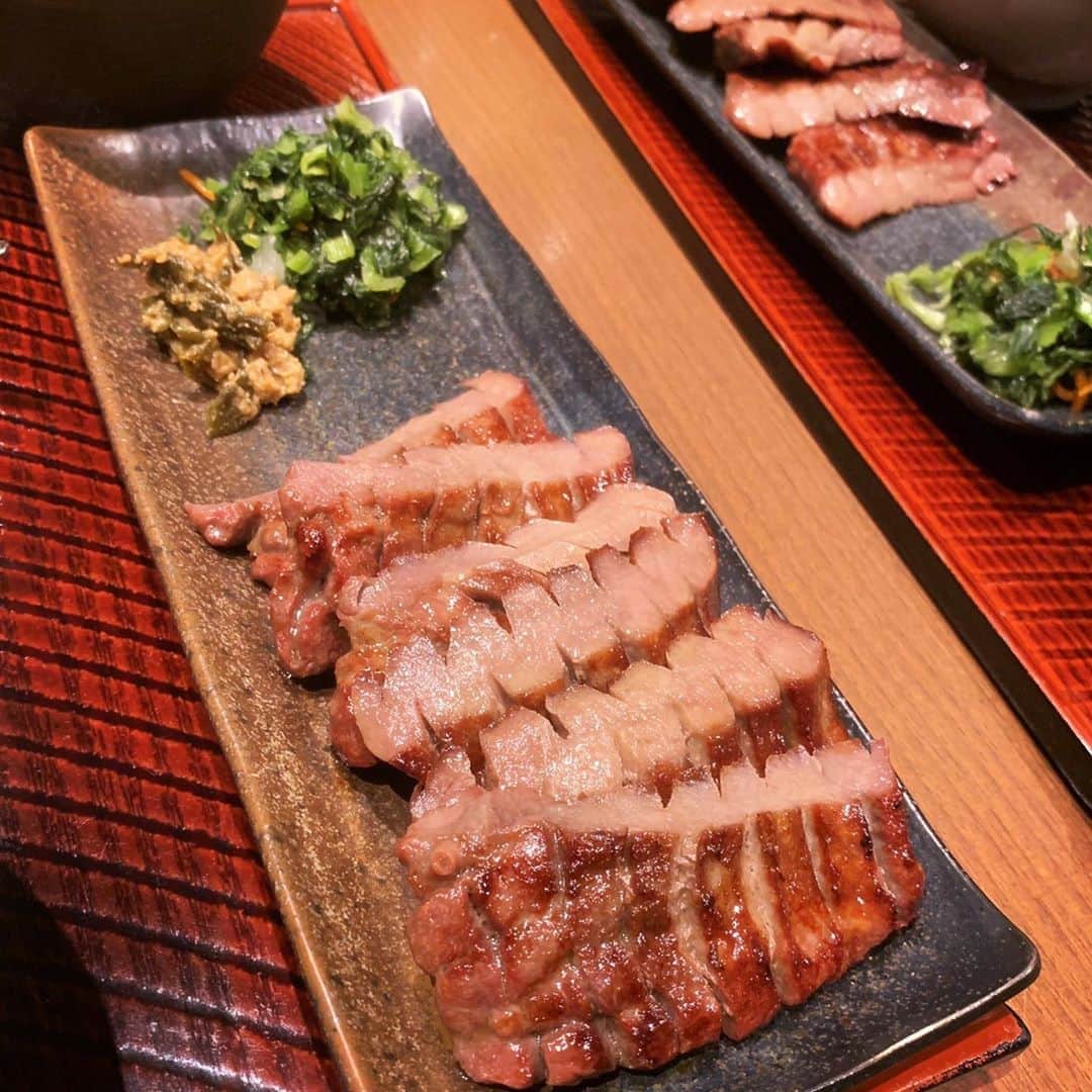 栗田萌のインスタグラム：「念願の〜！！！✨ 牛タン🐮👅💕💕 美味しかった〜厚切りに限るな⭐️ 牛タンのとき、ごはんおかわりはお決まりです🍚🍚😋 お相手は…誰でしょう❣️笑 #牛タン #伊達の牛タン #芯タン」