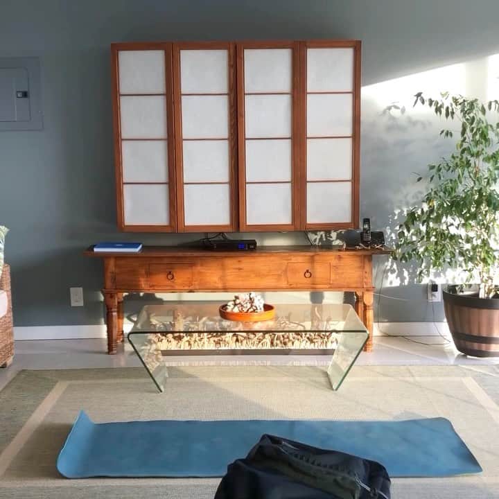 マヤ アリーナのインスタグラム：「Backpack weight workout📚 Don’t forget to stretch!   今週のサーキット！本をリュックに入れて、ウェイトを作れるよ。終わったらストレッチ忘れないでね！頑張れ💪🏼  Warmup🌴 - Arm swings x 20 sec - Up & Overs x 20 sec - Toe reaches x 20 sec - High knees x 20 sec - Butt kickers x 20 sec - Jumping jacks x 20 sec - Fire Hydrants x 25 R/L *optional glute band  - Glute bridge with knee press outs x 20 *optional glute band  *Repeat*  Workout🌺 - Single leg bicep curl x 15 R/L - Squat to Press x 15 - Lunge to kick x 15 R/L - Single Arm Row x 15 R/L  - Sumo Squats x 15  - Pushups x 15  - Plank Jacks x 15  - Leg hold x 30 sec x 2-3 rounds  STRETCH!  Music: That Day Musician: Jef」