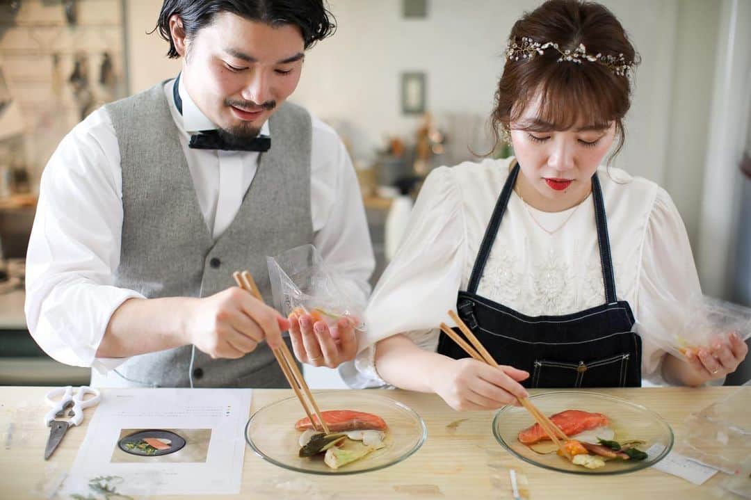 CRAZY KITCHENのインスタグラム：「.﻿﻿ ﻿HAKU wedding online”ひとつ屋根の下” /2020.5.24 《The English description is below.》﻿ ﻿ 「 #結婚式を諦めない 」為のオンラインウェディング「HAKU wedding online」にて、ゲスト全員がご自宅で楽しめるお料理をご提供させていただきました。﻿ ﻿ 今回のコンセプトは「ひとつ屋根の下」。﻿ ﻿ オンラインであっても、通常のウェディングで体験できるような特別感のあるコース構成にしつつ、「ひとつ屋根の下」のコンセプトが感じられるよう、人の手の温度が感じられて、あたたかい気持ちになれるお料理をご提案いたしました。﻿ ﻿ ご自宅に届くのは、冷蔵のGIFT BOX。﻿ 一箱にぎゅっとつまった愛情を紐解いて、盛り付ける作業さえ楽しんでいただきたいという想いでお作りしました。﻿ ﻿ ご結婚式当日は、新郎新婦様とゲスト全員で、わいわい料理を盛り付けながら、楽しい時間を過ごしていただけました。﻿ ﻿ 【MENU】﻿ ・ヒオウギ貝のカルパッチョ﻿ ・八幡平マッシュルームのポタージュ﻿ ・サーモンのミキュイ﻿ ・牛ほほ肉の煮込み﻿ ・アマゾンカカオのガトーショコラ﻿ ﻿ -------------------------﻿ 新型コロナウィルス（COVID-19）感染症拡大懸念と日本全体の自粛要請により、結婚式の延期や中止を検討している新郎新婦が増加している背景から、物理的に集まらなくてもオンラインで結婚式が開催できるサービスをいち早く開始した「HAKU wedding online」の結婚式に対する思いに共感し、私たちは料理の提供を開始することにいたしました。﻿ --------------------------﻿ ﻿ At "HAKU wedding online", an online wedding for “Not to give up on holding a wedding ceremony", we offer food that all guests can enjoy at home.﻿ The concept of this time is "living under one roof."﻿ Even if you are online, we have designed a meal course with a special feeling that you can experience a normal wedding ceremony. ﻿ In addition, we proposed a dish that will give you a warm feeling as you feel the warmth of your hands so that you can feel the concept of “living under one roof”.﻿ ﻿ ﻿ CHEF：武本南 by @crazy_kitchen_insta ﻿ ﻿ #crazykitchen﻿ #クレイジーキッチン﻿ #ケータリング﻿ #パーティー﻿ #ウェディング﻿ #コース料理﻿ #ギフトボックス﻿ ﻿ @haku_wedding  #オンラインウェディング﻿」
