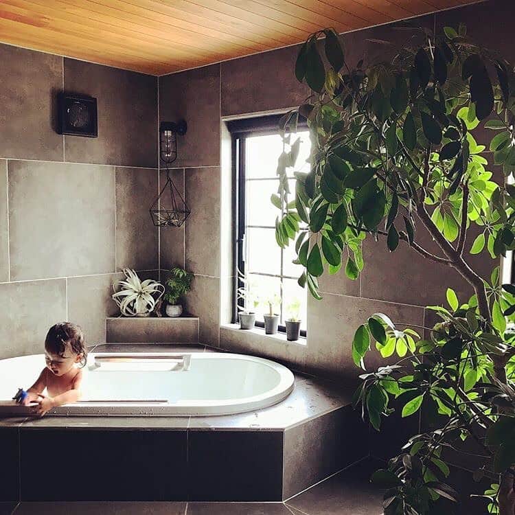 パパママハウスのインスタグラム：「【結果発表】 owners photo contest!! ㅤㅤㅤㅤㅤㅤㅤㅤㅤㅤㅤㅤㅤ パパママハウス・バジーハウスで建築してくださったオーナー様フォトコンテストを終了しました。 たくさんの素敵な写真をご応募くださり、本当にありがとうございました！ご応募いただいた中から社内投票を行い、上位3名様の作品を発表させていただきます。 ㅤㅤㅤㅤㅤㅤㅤㅤㅤㅤㅤㅤㅤ －－－－－－－－－－－ー－－－－－－－－ 受賞作品 M様邸　@alphaomega164  ㅤㅤㅤㅤㅤㅤㅤㅤㅤㅤㅤㅤㅤ 【受賞者コメント】 "ずっと大好きな暮らし"を実感していた一人として光栄です。 投稿したバスルームは、すっかり子供たちの一番のお気に入りの遊び場となり、今では長風呂が絶えない毎日です。 またこれからも幸せな暮らしの場をみなさんに提供し続けていって下さい。 ㅤㅤㅤㅤㅤㅤㅤㅤㅤㅤㅤㅤㅤ  たくさんのご応募ありがとうございました すべての写真に、自分たちらしく毎日の暮らしを楽しまれ、まさに「大好きな暮らし」をされていることが感じられました。 そして、打合せ時には小さかったお子様の成長やご家族の元気な姿も拝見でき、とても嬉しく思います！ フォトコンテストご参加ありがとうございました！  応募作品はinstagramの #ずっと大好きな暮らし をご覧ください。  ⠀ －－－－－－－－－－－－－－－－⠀ ㅤㅤㅤㅤㅤㅤㅤㅤㅤㅤㅤㅤㅤ⠀ 暮らしを楽しむ⠀ @papamamanhouse ⠀ ㅤㅤㅤㅤㅤㅤㅤㅤㅤㅤㅤㅤㅤ⠀ －－－－－－－－－－－－－－－－ㅤㅤ⠀ ⠀ #パパママハウス ⠀ #papamamanhouse ⠀ #大好きな暮らしを ⠀ ㅤㅤㅤㅤㅤㅤㅤㅤㅤㅤㅤㅤㅤ⠀ #注文住宅  #リノベーション #住まい #オーダーメイドの家 #新築一戸建て #丁寧な暮らし #自由設計 #施工事例 #建築実例 #マイホーム計画中 #マイホーム #工務店 #家づくり #シンク #外観  #間取りアイデア #塗り壁 #家づくりアイデア #暮らしを楽しむ #愛知 #名古屋」