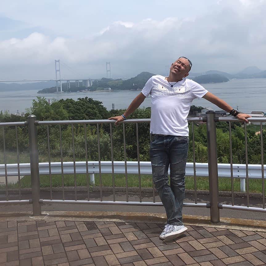 小田幸平のインスタグラム：「今日は愛媛マンダリンパイレーツ休日。広島アウトレットへ行ってきました🚘途中、しまなみ海道のパーキングでパシャ📷#愛媛マンダリンパイレーツ#休日#しまなみ海道#広島アウトレット#3時間#中日ドラゴンズ#読売ジャイアンツ#はげch」
