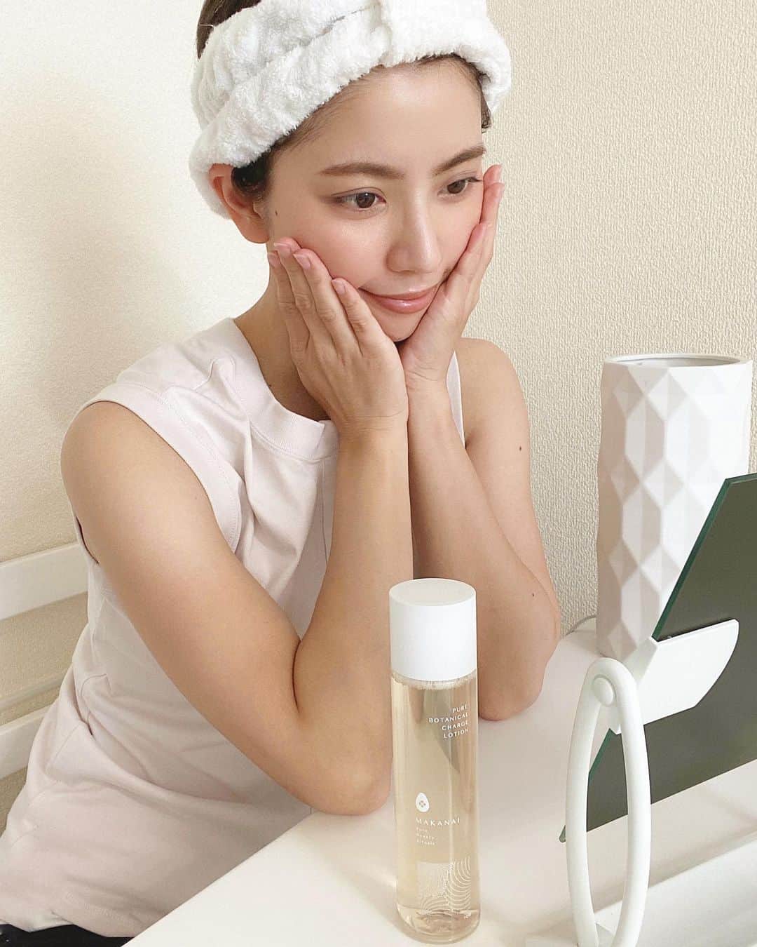 のインスタグラム：「． 金沢市の金箔屋から新しく生まれた和のクリーンビューティーブランド〝MAKANAI〟 ． この、うるつや化粧水には金箔作りを行っていた女性たちの手がひときわ美しかったことから発見された、金箔作りの過程で自然発酵される〈柿の葉・卵殻膜・大豆〉がペースト状になった独自の美容成分「KaESS カエス」が配合されています🌿 肌へつけるとヒノキのとてもいい香りと共に、肌表面をツルッと美容の膜が張るようなテクスチャーで、しっとりした柔らかい肌になるような感覚🤲🤍 ． MAKANAIは人の肌だけではなく、動物実験を行わず、容器・パッケージなど地球環境に配慮した完全循環リサイクルを2025年までに95%到達を目指すなどの配慮をしている地球に優しいブランドであることにも感銘を受けます🤝🌏🐇 ． 公式サイト @makanai_official では、MAKANAIの美容オイル現品が抽選で当たるキャンペーンを開催しているので、是非チェックしてください🔍🤳 ． #PR#MAKANAI#うるつや化粧水#うるおい肌#ハリ肌#クリーンビューティー#オーガニックコスメ#サスティナブル」