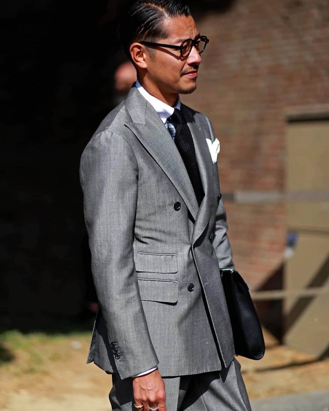 高田朋佳のインスタグラム：「Summer suiting... Photography @beyond_fabric   ———————————————————————— #summersuits #suitsstyle #summerstyle #mensstyle #mensstyleguide #menswear #blazerstyle  #takadachannel #youtuber #onlyone #newcolonialstyle #jetset #singapore #luxuryresort #colonyclothing #singaporelife #singaporestyle  #lifestyle #fashion #mensfashions #dapper #igfashion #sprezzatura」