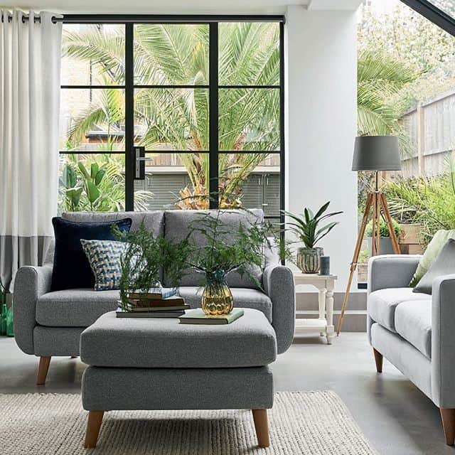 ローラアシュレイのインスタグラム：「Bring your whole room together from the ground up with our beautifully crafted rugs. Now enjoy 50% off rugs in store only.」