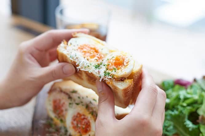 コエのインスタグラム：「koe lobby special egg dishes!! ・ 〇濃厚カルボナーラサンド　¥1,000+tax  koe lobby 特製の食パンに、卵黄とろける半熟卵とベーコン、チーズをふんだんに使用したベシャメルソースをサンド。 カルボナーラのような濃厚な味わいをお楽しみください。 ・ -other's- 〇季節の柑橘とアボカドのオムレツサラダ　¥1,300+tax 〇hotel koe tokyoスパイスビーフカレー　¥1,350+tax  平飼い有精卵「さがみっこ」を使用したオリジナルの新メニュー！ イートインでもご利用もいただけますので、 この機会にぜひご賞味ください。  ・ koe lobby 渋谷 morning : 7:30~11:00(L.O 10:30) louch&cafe : 11:00〜20:00 (lo.19:30) ・ 〒150-0042 東京都渋谷区宇田川町３−７ tel.03-6712-7257」
