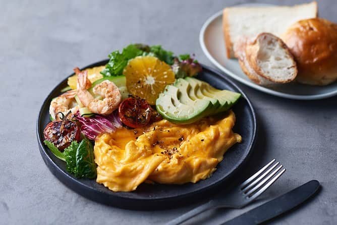 コエさんのインスタグラム写真 - (コエInstagram)「koe lobby special egg dishes!! ・ 〇濃厚カルボナーラサンド　¥1,000+tax  koe lobby 特製の食パンに、卵黄とろける半熟卵とベーコン、チーズをふんだんに使用したベシャメルソースをサンド。 カルボナーラのような濃厚な味わいをお楽しみください。 ・ -other's- 〇季節の柑橘とアボカドのオムレツサラダ　¥1,300+tax 〇hotel koe tokyoスパイスビーフカレー　¥1,350+tax  平飼い有精卵「さがみっこ」を使用したオリジナルの新メニュー！ イートインでもご利用もいただけますので、 この機会にぜひご賞味ください。  ・ koe lobby 渋谷 morning : 7:30~11:00(L.O 10:30) louch&cafe : 11:00〜20:00 (lo.19:30) ・ 〒150-0042 東京都渋谷区宇田川町３−７ tel.03-6712-7257」7月9日 19時01分 - koe_official