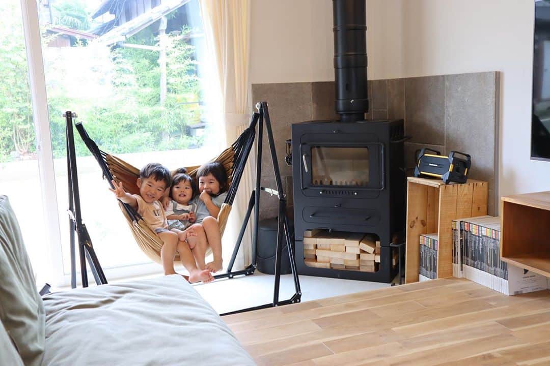 パパママハウスのインスタグラム：「【結果発表】 owners photo contest!! ㅤㅤㅤㅤㅤㅤㅤㅤㅤㅤㅤㅤㅤ パパママハウス・バジーハウスで建築してくださったオーナー様フォトコンテストを終了しました。 たくさんの素敵な写真をご応募くださり、本当にありがとうございました！ご応募いただいた中から社内投票を行い、上位3名様の作品を発表させていただきます。 ㅤㅤㅤㅤㅤㅤㅤㅤㅤㅤㅤㅤㅤ －－－－－－－－－－－ー－－－－－－－－ 受賞作品 T様邸　@187_sawa  ㅤㅤㅤㅤㅤㅤㅤㅤㅤㅤㅤㅤㅤ  【受賞者コメント】 この度は素敵な賞をいただきありがとうございます！ 自分たちのこだわりを形にした家を評価していただいて本当に嬉しいです。 家での暮らしがもっともっと楽しく愛着が湧くよう過ごしていきたいです。  ㅤㅤㅤㅤㅤㅤㅤㅤㅤㅤㅤㅤㅤ  たくさんのご応募ありがとうございました すべての写真に、自分たちらしく毎日の暮らしを楽しまれ、まさに「大好きな暮らし」をされていることが感じられました。 そして、打合せ時には小さかったお子様の成長やご家族の元気な姿も拝見でき、とても嬉しく思います！ フォトコンテストご参加ありがとうございました！  応募作品はinstagramの #ずっと大好きな暮らし をご覧ください。  ⠀ －－－－－－－－－－－－－－－－⠀ ㅤㅤㅤㅤㅤㅤㅤㅤㅤㅤㅤㅤㅤ⠀ 暮らしを楽しむ⠀ @papamamanhouse ⠀ ㅤㅤㅤㅤㅤㅤㅤㅤㅤㅤㅤㅤㅤ⠀ －－－－－－－－－－－－－－－－ㅤㅤ⠀ ⠀ #パパママハウス ⠀ #papamamanhouse ⠀ #大好きな暮らしを ⠀ ㅤㅤㅤㅤㅤㅤㅤㅤㅤㅤㅤㅤㅤ⠀ #注文住宅  #リノベーション #住まい #オーダーメイドの家 #新築一戸建て #丁寧な暮らし #自由設計 #施工事例 #建築実例 #マイホーム計画中 #マイホーム #工務店 #家づくり #シンク #外観  #間取りアイデア #塗り壁 #家づくりアイデア #暮らしを楽しむ #愛知 #名古屋」