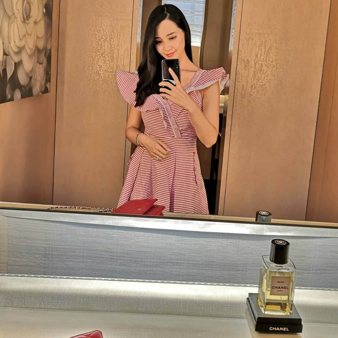Miyu Toyonagaのインスタグラム：「🌼Always feel dreamy at #alanducasse  Wearing summar dress by @mrselfportrait  美しい空間と美しい料理に囲まれて🎨  どこをみてもシャネルの空間に気品を感じます。  今回は大事な先輩へのお誕生日お祝いを兼ねて。  Dress:#selfportrait#セルフポートレート Jwerely:#cartier#カルティエ bag:#chanel#シャネル」