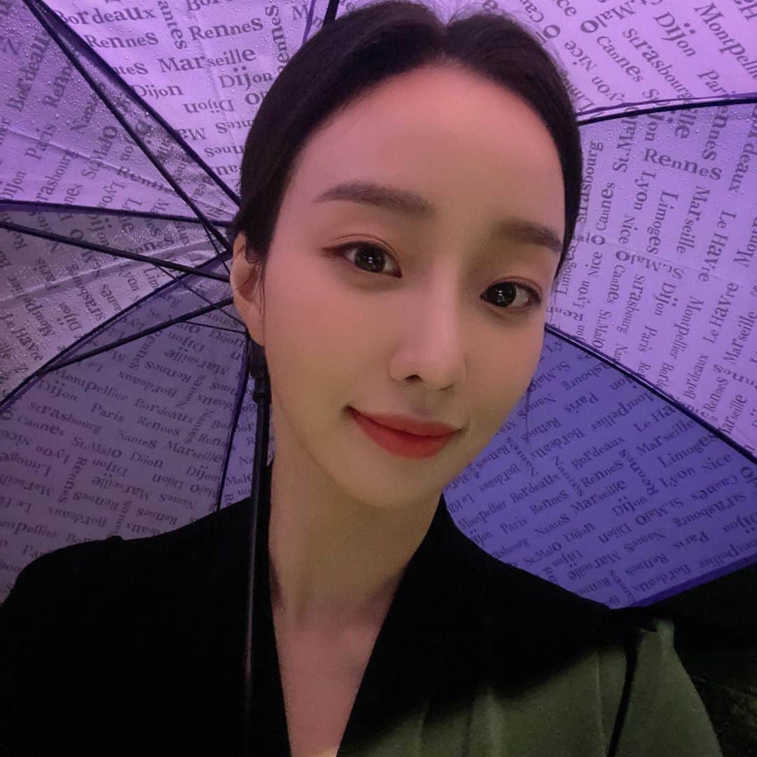ムン・イェウォンのインスタグラム：「It was raining + lots of traffic + lost my umbrella 🥴」