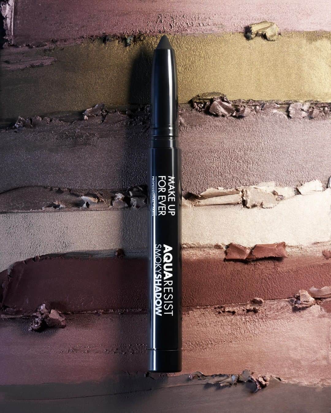 MAKE UP FOR EVER OFFICIALさんのインスタグラム写真 - (MAKE UP FOR EVER OFFICIALInstagram)「Ready for the swimming pool? Fearlessly jump into it with Aqua Resist Smoky Shadow in 1 Carbon on!⁣ ⁣ -⁣ ⁣ #AquaResist⁣ #LiveIntensely⁣ #makeupforever⁣ Available @sephora」7月9日 19時02分 - makeupforever