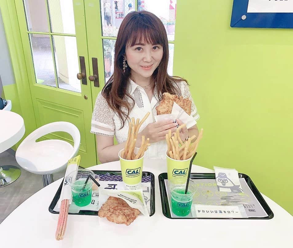 Miku Hirata 平田未来さんのインスタグラム写真 - (Miku Hirata 平田未来Instagram)「イクスピアリ初出店『CHUBBY AIRLINES』(@chubbyairlines )の試食イベントに行ってきました💕  なんといっても、このおしゃれな外観と目を引く内装がインパクト大❣️ (この隣の建物もかなり可愛いピンク❤️関連会社です)  飛行機でフライトするような感じで、オーダーをして明るい店内でいただきます✨  大きなサイズの無限チキンと #無限ポテト にドリンクをいただきました💕 ポテトのフレーバーは8種類あって、甘辛の #ハニーマスタード にしました🐝  ボリューミーですが、お友達と食べていたら結構食べ切れるかも⁉️  カウンター席には、充電のできるコンセントがあります💓📱 半個室のファーストクラスのお席もありますよ✈️  こんな可愛い店内の奥には、プリ機も登場するそう💓  イクスピアリは、入場の時検温も実施していました❣️ 可愛い空間で、お久しぶりの方にも会えて本当楽しかったです💖🌼  9日オープンなので、ぜひ行ってみてくださいね✨ @chubbyairlines  #かわいいは高カロリー #無限チキン#CHUBBYAIRLINES #cal  #イクスピアリ店 #イクスピアリランチ #舞浜駅 #舞浜カフェ #舞浜ランチ #女の子だってでっかいチキンが食べたいんだ #15cm級 #チャビ女 #自撮りが盛れるお店 #充電ができるお店 #カロリー摂取 #フリュー #ガールズトレンド研究所 #プリ機 #お友達ランチ」7月9日 19時03分 - miku.hirata