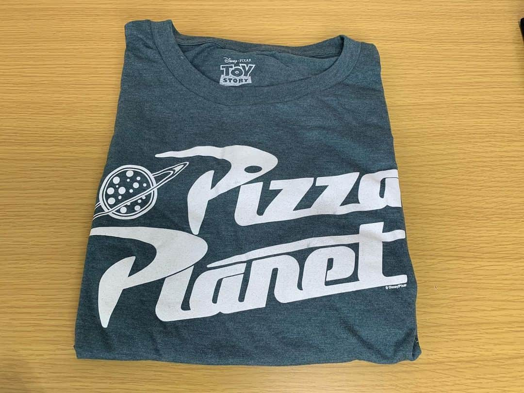 かこさんのインスタグラム写真 - (かこInstagram)「ピザプラネットのTシャツ😭🍕✨好き。早く着たい。そして！そして！マックィーンの泡のーーー😭😭いつの間にか販売されすぐ売り切れて…そんな中贈って下さる視聴者さんは心がもう通じ合っとるのか…ディスティニー！！ パニカムトーキョーさんのティモンとプンヴァ🐗ロックフォール🐭これも手に取った事があるやつ…！佐藤二郎さんとミキの亜生さん好きやから嬉しい🥺💓そして我らの血液スタバのカード😭💓少し早い誕生日プレゼントにと頂きました🙇🏻本当にありがとうございます😭💓スタバが世界で一番好きな飲み物。 以前YouTubeの生放送で視聴者さんから頂いたマジカルスパイスを使った事があって、（アーカイブが何故か残らず動画にはありません😭）このマジカルスパイスを作っていらっしゃるライフテックという会社の方から神の調味料を頂きました😭本当にありがとうございます🙇🏻美味しさを全力で広めます💪って私達が伝える前にもうご存知の方がたくさんだと思いますが、本当に何か炒め物をする時にかけるだけで引くほど美味しくなります💪✨ 手作りのマスクに手作りのピクサーボールのバッチ😭デラクレスは仲間入りです🎸バッチは鞄に☺️ 少し早い誕生日プレゼントにと手作りのカード😭カーズやプリンセスで作ってくださって猫ちゃんまでおる😭ありがとうございます🙇🏻❤️ こちらも少し早い誕生日プレゼントにとポッケがあるワンピース😭ポッケの事を覚えて下さっているなんて😭そしてめちゃくちゃハイテクそうな時計😳✨使いこなせるか…不安しかない…。笑 光り輝く時計🕰ありがとうございます😭💓 #感謝永遠に #ディズニー #トイストーリー #カーズ #マテル #パニカムトーキョー #スタバ #スターバックス #マジカルスパイス #ライフテック」7月9日 19時05分 - harapeko__kako