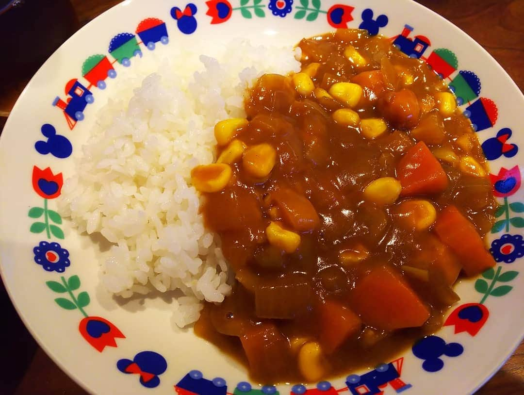 みながわゆみさんのインスタグラム写真 - (みながわゆみInstagram)「#おつかれさま #娘の家で #夜ご飯 #カレー #カレーライス #お子様カレー #コーンたっぷり #トマトサラダ #トマト #たまねぎ」7月9日 19時07分 - nama.09.19