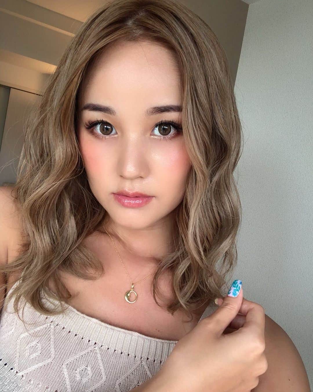 LORYのインスタグラム：「ローレンで髪色チェンジ💈🤍🤍 夏は日焼けしたくなるから ラテ肌にも合うように くすみカラーにしてもらいました🧸❤️ 池さん @rollen_ike のカラーは いつもドンピシャです😍👏 カットもしてもらって巻きやすい〜✂️✨ #rollen #haircolor #hair #ローレン #ヘアカラー #透明感カラー #ミディアムヘア #巻き髪 #japanesegirl #selfie」