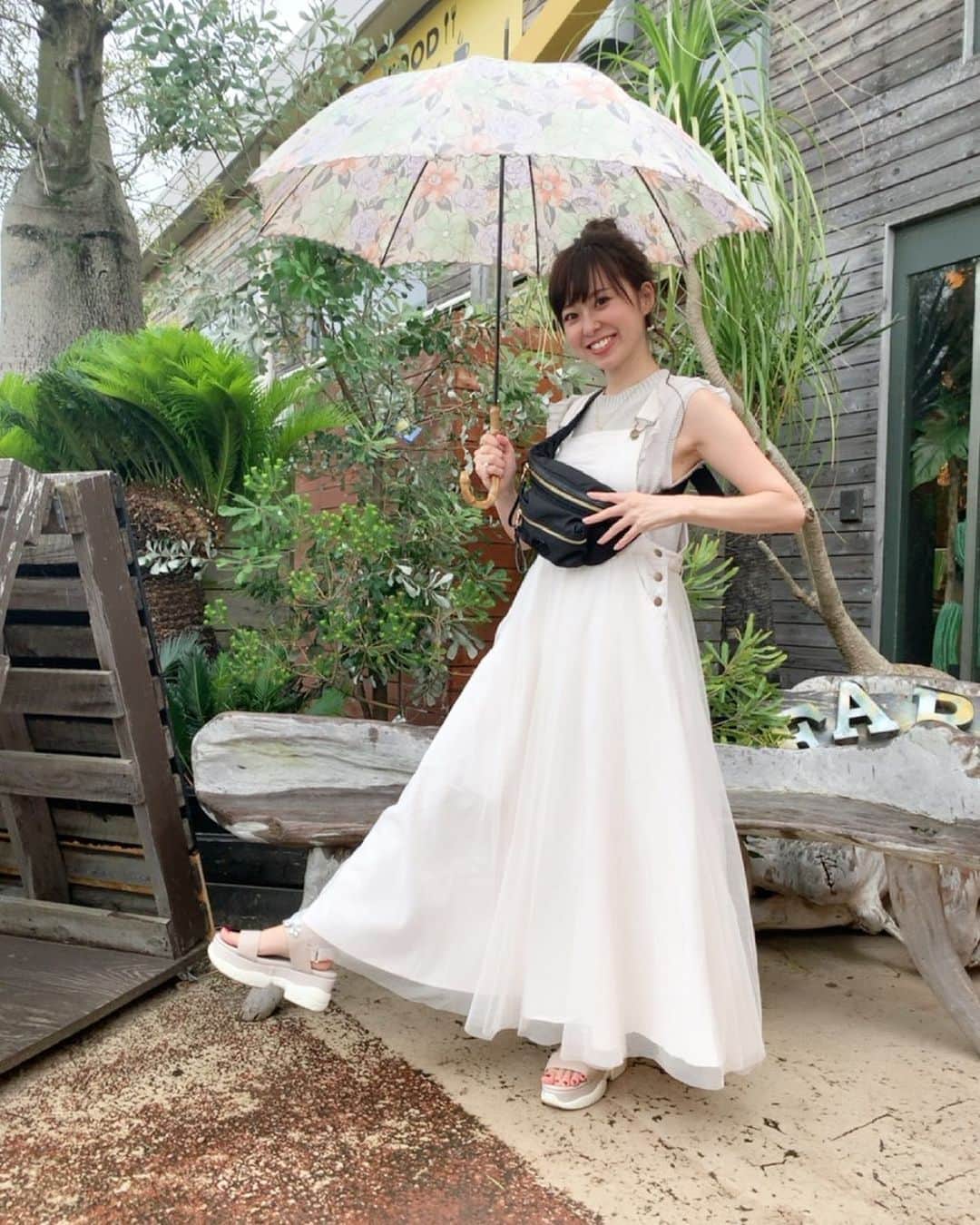 のインスタグラム：「✩*॰ 早く梅雨明けしないかなぁ〜☔️ . #ジャンパースカート は #神戸レタス で買いました✌️ . sandal #31sonsdemode #トランテアン  bag #toryburch #トリーバーチ  . . #雨の日コーデ #rainyday #傘 #153cm #ウエストポーチ」