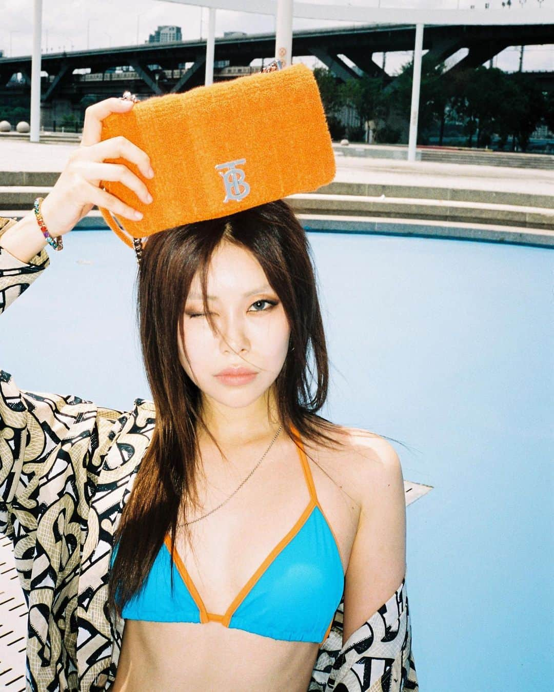 アン・アルムさんのインスタグラム写真 - (アン・アルムInstagram)「for 🧡 @burberry @riccardotisci17 #TBSummerMonogram #BurberryGeneration #ad #광고」7月9日 19時17分 - ahnahr