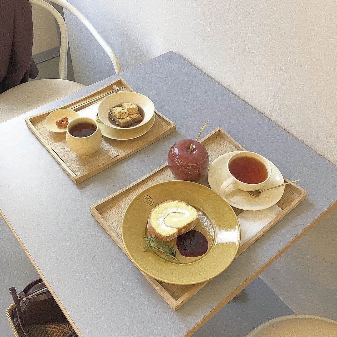 isutaさんのインスタグラム写真 - (isutaInstagram)「レモンケーキが人気♡﻿ 陶器も扱うカフェ兼ギャラリー。﻿ ﻿ ﻿ 鹿児島県にある「CHIN JUKAN POTTERY 喫茶室」は、陶器作品を扱うカフェ兼ギャラリー。﻿ ﻿ ﻿ こちらでは、“鹿児島産”にこだわったお取り寄せスイーツと飲み物がいただけます。﻿ ﻿ ﻿ 人気のレモンケーキは、表面のチョココーティングとレモンの風味が絶妙で、ぱくぱく食べられてしまうんだとか♩﻿ ﻿ ﻿ モダンでハイセンスな雰囲気をぜひ味わってみてはいかが？﻿ ﻿ ﻿ 【CHIN JUKAN POTTERY 喫茶室】﻿ 住所：鹿児島市城山町7-2鹿児島県歴史資料センター黎明館内﻿ 営業時間：11:00～18:00(日曜、祝日は10:00～)﻿ 定休日：施設の定休日に準ずる﻿ ﻿ ﻿ photo by﻿ @a__myon10﻿ @lilium.___﻿ @mi___0222﻿ @___dhw0129﻿ ﻿ ﻿ #isuta #イスタ #isutapic﻿ #isutacafe #カフェ巡り #おしゃれカフェ﻿ #黎明館 #chinjukanpottery喫茶室﻿ #chinjukanpottery #天文館カフェ #レモンケーキ﻿ #わらび餅 #薩摩紅茶 #ロールケーキ﻿ #カフェスタグラム #鹿児島カフェ巡り #鹿児島カフェ﻿ #cafestagram #カフェ #カフェ好き ﻿ #お洒落な人と繋がりたい﻿ #カフェ好きな人と繋がりたい ﻿ #카페 #카페스타그램」7月9日 19時18分 - isuta_jp