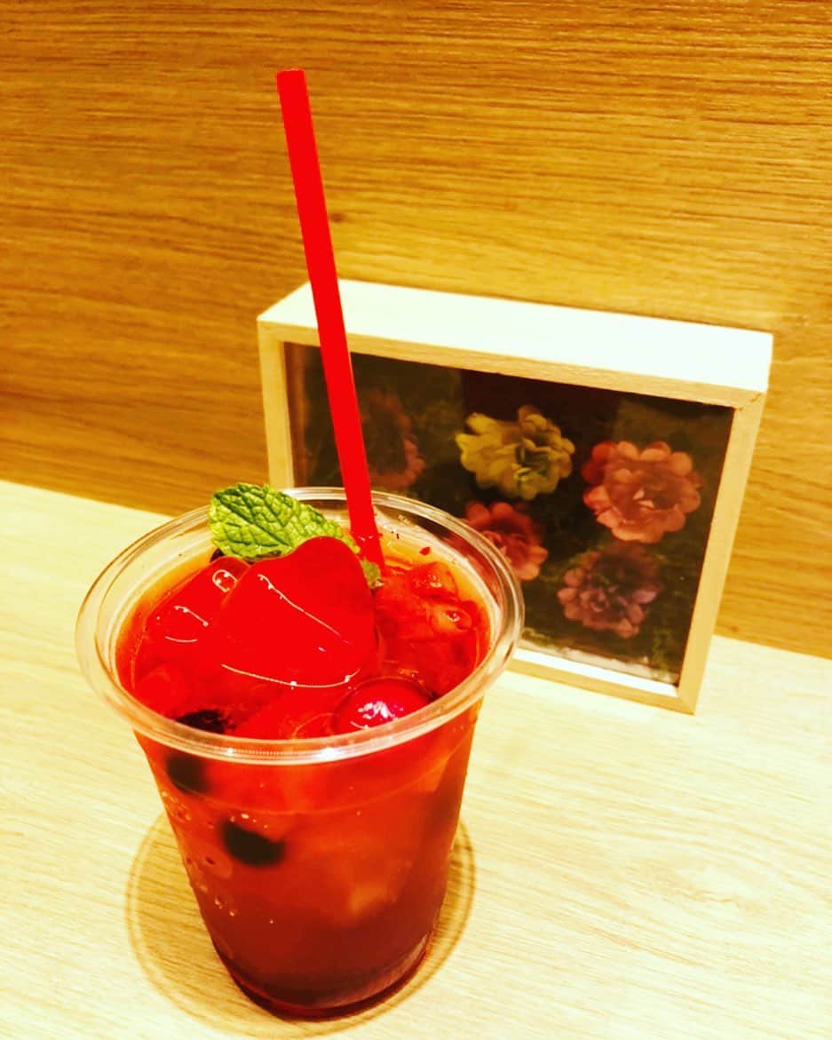 大越かず江さんのインスタグラム写真 - (大越かず江Instagram)「✨❤︎むすび(⑉• •⑉)❤︎✨  むすび茶屋の❀姫ソーダ❀  ハートの氷がアクセント♥️ いちごとミックスベリーのソーダ𐀑 ꪾ  可愛くてこのままずっと眺めていたい ♥✩°｡⋆⸜(*˙꒳˙* )⸝♥   ❁❀✿✾❁❀✿✾❁❀✿✾❁❀✿✾❁❀✿✾  ✨❤︎Musubi (⑉• •⑉)❤︎✨  Musubi Chaya's ❀ Princess Soda ❀  Heart ice accents ♥️ Strawberry and mixed berry soda 𐀑 ꪾ  I'm so cute ♥✩°.⋆⸜(*˙꒳˙* )⸝♥   ❁❀✿✾❁❀✿✾❁❀✿✾❁❀✿✾❁❀✿✾  #毎日を楽しむ #幸せ時間 #happinessisachoice #願い事叶いますように #スイーツ好きな人と繋がりたい #スイーツ巡り #トレーニング女子 #trainingday #sexy #セクシー系 #美肌ケア #女優好きな人と繋がりたい #美意識高い人と繋がりたい #コスメ好きさんと繋がりたい #幸福 #happy #東京 #tokyo #日本 #japan #inuyama #coffeetime #シミウスアンバサダーサポーターズ #ウォーキング女子 #美魔女モデル #actress #followforfollowback #ポートレート女子 #loveyou #ダイエット仲間」7月9日 19時18分 - bluemoonseasky