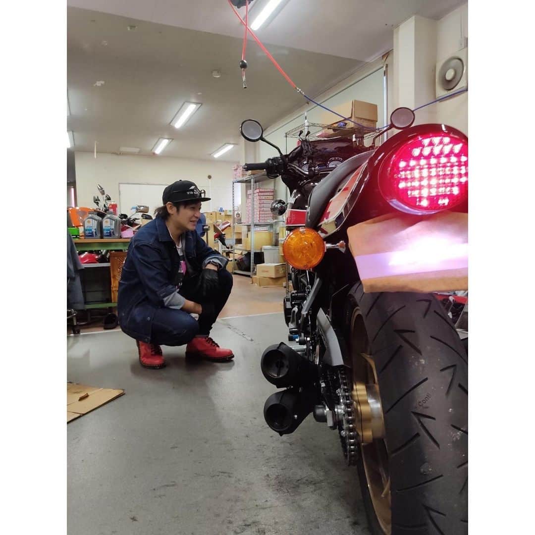 つるの剛士さんのインスタグラム写真 - (つるの剛士Instagram)「相棒、慣らし運転完了。 というわけで1000km点検からの初エンジンオイル、エレメント交換。  ミルクあげてる気分🍼👶  ミッションが劇的に変わって絶好調や。  #乗るのたの士 👉youtube #kawasaki #z900rs   #うるのたかし @bikeo_official   #kawasakiz900rsclubjapan  #doremicorrection @doremicollectiontokyo」7月9日 19時14分 - takeshi__tsuruno
