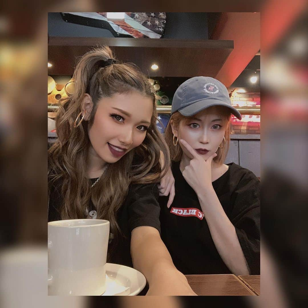 高橋由真さんのインスタグラム写真 - (高橋由真Instagram)「🍔🍟🍔🍟🍔🍟🍔 . 緊急事態宣言が解除されたとは言え 前みたいに友達と頻繁に会うことは なくなってしまったこの頃〜🥺 . 久々に会える時間がとーっても貴重で幸せで楽しいんだなあって実感する😭💕 . ハンバーガー美味しかった🍔😭 最近ゆかさんとsnowの変なやつで動画撮ったり写メ撮るのが流行ってるｗｗｗ ミニゲームみたいなのがあって、それ楽しい🤣ｗ . 最初の2枚はsnowの加工で強めなメイク💄にされてるよ(´･З･`) お強め〜〜〜〜〜！！！！ . . . #friends #love #ハンバーガー #正義 #安定 #FRIDAYS #🍔」7月9日 19時15分 - yumachi1021