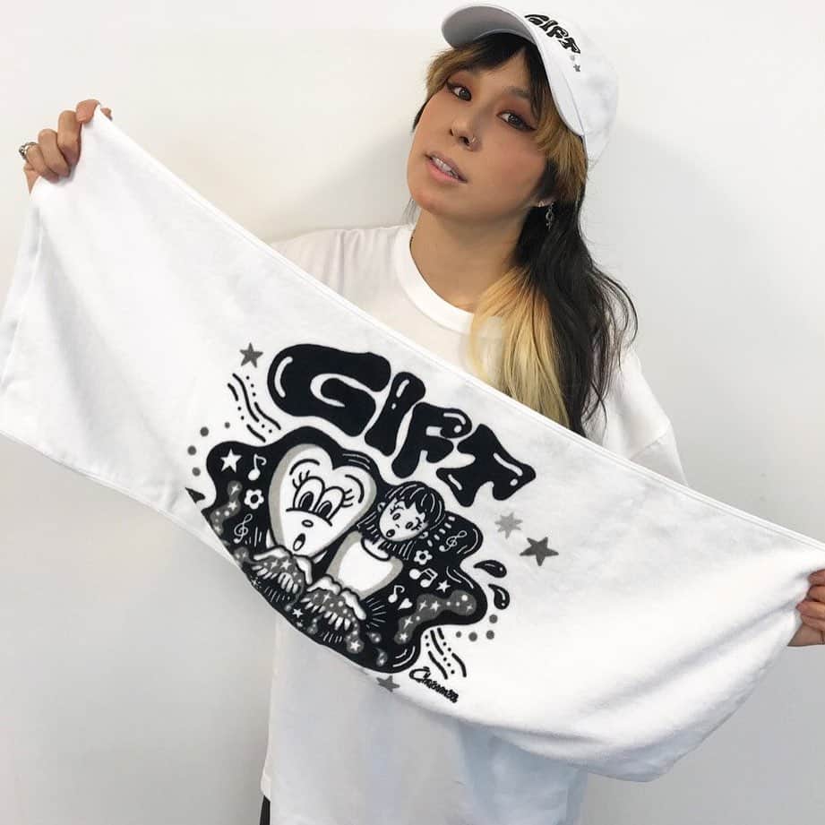chocomooのインスタグラム：「@officialai 🎁❤️ #ギフト #AI #Chocomoo」