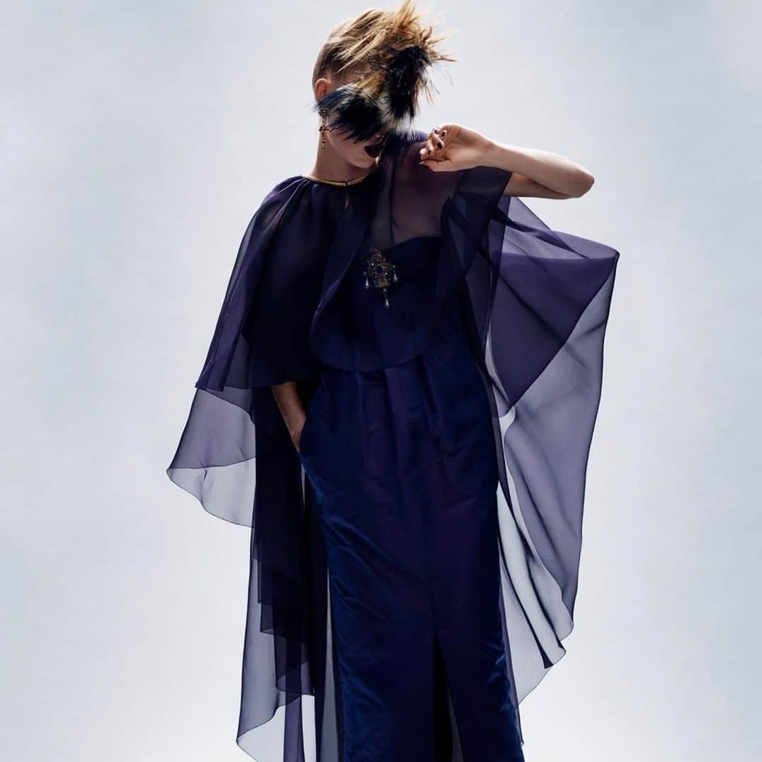 シャネルさんのインスタグラム写真 - (シャネルInstagram)「A story of transparency plays out in an organza cape worn over a silk dress — the CHANEL Fall-Winter 2020/21 Haute Couture collection, photographed by Mikael Jansson.  See all the looks on chanel.com  #CHANELHauteCouture #CHANEL @Le19M #Le19M@Lesage #Lesage @Massaro_Paris #Massaro @Goossens_Paris #Goossens @MikaelJansson @RianneVanRompaey」7月9日 19時20分 - chanelofficial