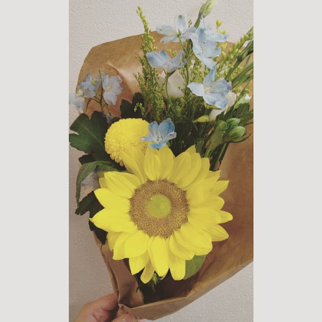 花陽みらさんのインスタグラム写真 - (花陽みらInstagram)「太陽に向かってさく花🌻﻿ 早く雨がやみ、陽の光が戻って来てくれますように。﻿ ﻿ 素敵なヒマワリ🌻と出会いました。﻿ 【太陽に向かってさく花】﻿ ﻿ これは、宝塚音楽学校に入学して、２年目の夏。﻿ 芸名を考える際に﻿ ふと…私の頭に浮かんだ言葉です。﻿  私もヒマワリのように明るく✨太陽に向かって凛と、そして皆さんが笑顔になってくれるような舞台人になりたいな…と。﻿ ﻿ 【花陽】ハナヒ﻿ ﻿ とつけました。﻿ ﻿ ﻿ ヒマワリにも、沢山の種類がありますが﻿ 今日出会えたヒマワリは、﻿ まさに、私の理想のヒマワリ🌻﻿ ﻿ これからも。﻿ そんな人でいたいな！﻿ と心から思いました😌✨﻿ ﻿ 皆さんの、心に決めた思い出の花はなんでしょうか？！😌﻿ ﻿ #ヒマワリ #ひまわり﻿ #太陽に向かって咲く花﻿ #花陽みら﻿ #花陽みく﻿ ﻿ #思い出の花 ﻿ ﻿ ﻿」7月9日 19時25分 - miku_hanahi