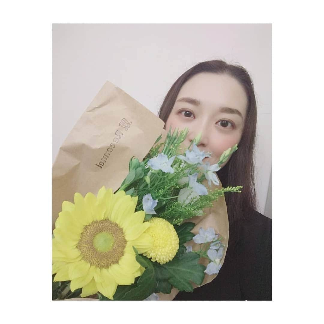 花陽みらさんのインスタグラム写真 - (花陽みらInstagram)「太陽に向かってさく花🌻﻿ 早く雨がやみ、陽の光が戻って来てくれますように。﻿ ﻿ 素敵なヒマワリ🌻と出会いました。﻿ 【太陽に向かってさく花】﻿ ﻿ これは、宝塚音楽学校に入学して、２年目の夏。﻿ 芸名を考える際に﻿ ふと…私の頭に浮かんだ言葉です。﻿  私もヒマワリのように明るく✨太陽に向かって凛と、そして皆さんが笑顔になってくれるような舞台人になりたいな…と。﻿ ﻿ 【花陽】ハナヒ﻿ ﻿ とつけました。﻿ ﻿ ﻿ ヒマワリにも、沢山の種類がありますが﻿ 今日出会えたヒマワリは、﻿ まさに、私の理想のヒマワリ🌻﻿ ﻿ これからも。﻿ そんな人でいたいな！﻿ と心から思いました😌✨﻿ ﻿ 皆さんの、心に決めた思い出の花はなんでしょうか？！😌﻿ ﻿ #ヒマワリ #ひまわり﻿ #太陽に向かって咲く花﻿ #花陽みら﻿ #花陽みく﻿ ﻿ #思い出の花 ﻿ ﻿ ﻿」7月9日 19時25分 - miku_hanahi