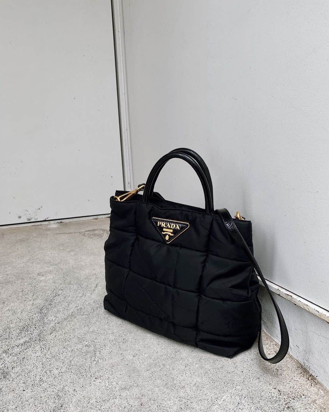 Ｈedyさんのインスタグラム写真 - (ＨedyInstagram)「【WEB掲載予定】﻿ PRADA﻿ logo hardware nylon leather 2way bag﻿ ﻿ @hedy_daikanyama ﻿ @hedy_worldwide ﻿ #vintage #vintageshop #hedy #hedy_japan #エディ #daikanyama #bag #fashion #accessory #prada」7月9日 19時25分 - hedy_vintage