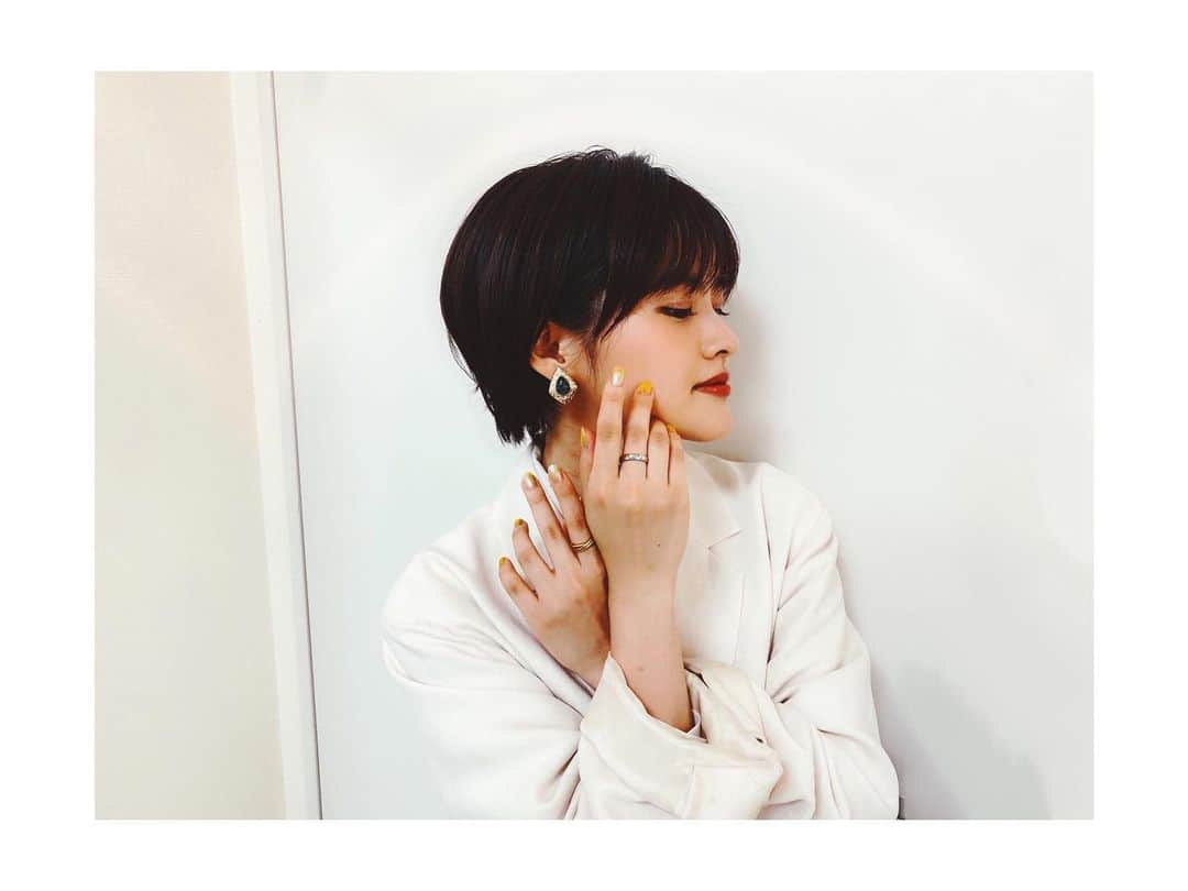 昆夏美のインスタグラム：「. アクセサリーを撮ろうとしたら ネイル×イヤリング×リップの 色合いがいい感じだった写真💋 . 今までピアス？イヤリング？ と質問いただいてきましたが、 ピアスの穴が空いていないので イヤリングです💁🏻‍♀️」