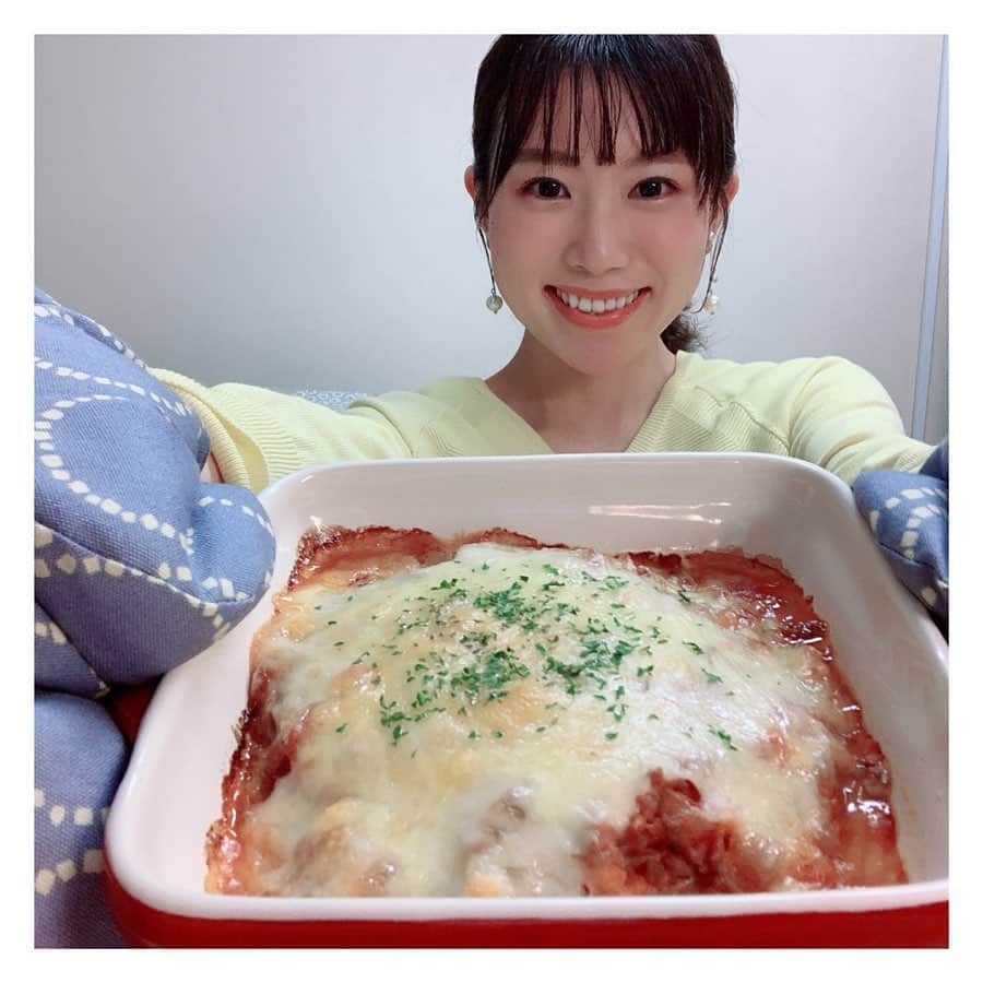 のインスタグラム：「* こんばんは。 鹿児島市内はまた雨が強くなってきました。 来週にかけても雨が続きそうです。 コロナの影響も心配ですが、 命を守る行動を取ってください。 .  先日『かごしま4』で再放送していた 「濱田家のほったらかしラザニア」 を作ってみました。 ラザニアのパスタをお店で見つけることができず、 餃子の皮で代用しました! とっても美味しかったです。 レシピは「かごしま4 レシピ」で検索後、 「新・ママ友ねっとわ〜く」のコーナーをご覧ください .」