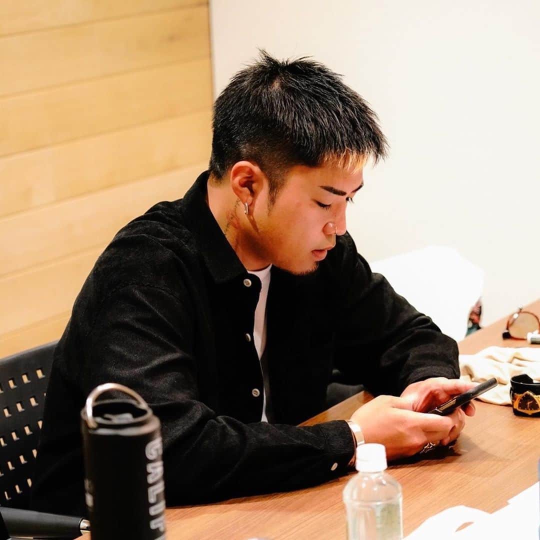 GENERATIONS高校TVのインスタグラム：「龍友のオーディション＆ 変装タイムチラ見せ🦍 . 龍友の絶妙な顔マネが なかのヒトはお気に入りです🙋‍♀️ . 公式Twitter @gene_kou で検索🔍 ........................................................... #ABEMA #ジェネ高 #GENE高 #GENERATIONSfromEXILETRIBE #GENERATIONS  #GENE #ジェネレーションズ #ジェネ #ジェネ犬 #小森隼 #白濱亜嵐 #数原龍友 #中務裕太 #片寄涼太 #佐野玲於 #関口メンディー #隼 #亜嵐 #龍友 #裕太 #涼太 #玲於 #メンディー #瑛人 #香水 #TikTok」