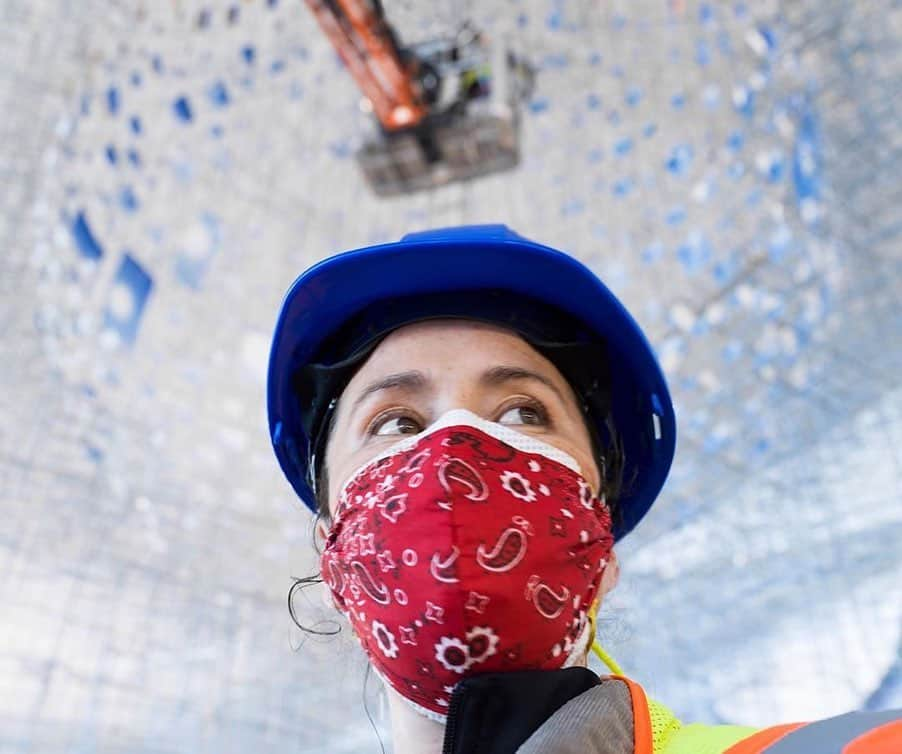 ガゴシアン・ギャラリーさんのインスタグラム写真 - (ガゴシアン・ギャラリーInstagram)「“Everyone made a heroic effort to get it done so Terminal B could open. We were driven by the belief that finishing the piece would be a sign of light in a dark time, a show of resilience, a symbol of functioning government, and a reminder that art has the capacity to be uplifting.”  —Sarah Sze  Last weekend, “Architectural Digest” published a feature on Sarah Sze’s new sculpture, "Shorter than the Day,” now on view at the new LaGuardia Airport, New York. Commissioned by the Public Art Fund, the work is part of the airport’s ongoing transformation. New York Governor Andrew Cuomo has announced a partnership between the Public Art Fund and LaGuardia Gateway Partners to commission permanent site-specific installations by leading contemporary artists, including Sze. These large-scale artworks will be integrated throughout the Arrivals and Departures Hall of the new Terminal B, helping to reimagine this gateway to the city.  __________ #SarahSze #Gagosian @sarahszestudio @samuelcochran @publicartfund @terminalblga #Repost: @archdigest Sarah Sze, “Shorter than the Day,” 2020, installation views, LaGuardia Airport, New York © Sarah Sze. Photos: Meghan Marin (@meghanmarin)」7月9日 19時31分 - gagosian