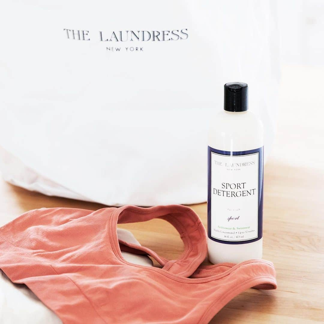 THE LAUNDRESS JPさんのインスタグラム写真 - (THE LAUNDRESS JPInstagram)「伸縮性や速乾性に優れているスポーツウェアにはスポーツデタージェント🩱中性洗剤ですが汗のニオイや汚れもスッキリ落としてくれますよ👍🏻・ ・ #thelaundress #thelaundressjp #ランドレス #洗濯 #白 #monotone #モノトーン #洗剤 #漂白剤 #柔軟剤 #lovefashion #laundry #interior #スポーツウェア #スポーツデタージェント #機能的な素材 #ハイテク素材」7月9日 19時36分 - thelaundressjp